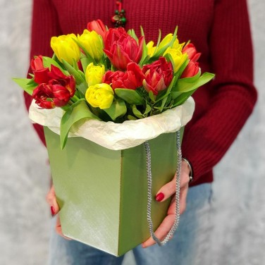 Яркие тюльпаны в коробочке Встреча с ней