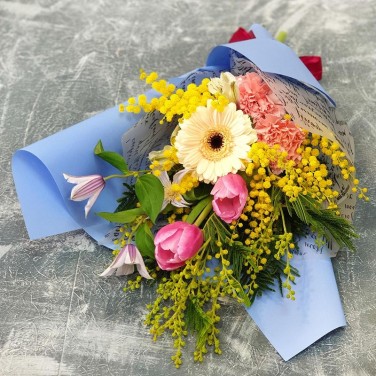 Прелестный букет из мимозы, тюльпанов и герберы