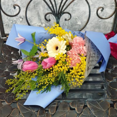 Прелестный букет из мимозы, тюльпанов и герберы