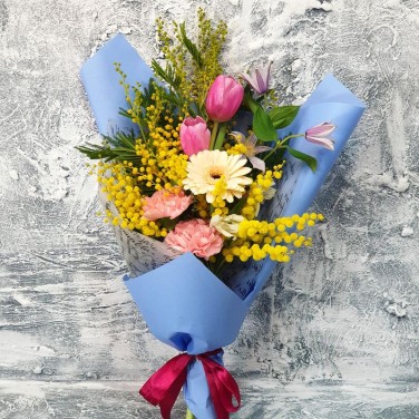 Прелестный букет из мимозы, тюльпанов и герберы