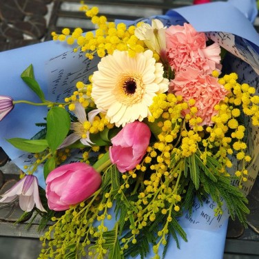 Прелестный букет из мимозы, тюльпанов и герберы