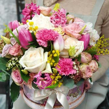 Шляпная коробка с пионовидной розой гиацинтами мимозой Английский сад