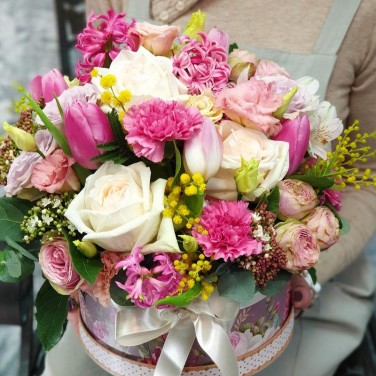 Шляпная коробка с пионовидной розой гиацинтами мимозой Английский сад