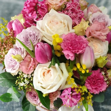 Шляпная коробка с пионовидной розой гиацинтами мимозой Английский сад