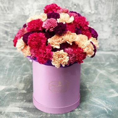 Букет из сортовых гвоздик в шляпной коробке