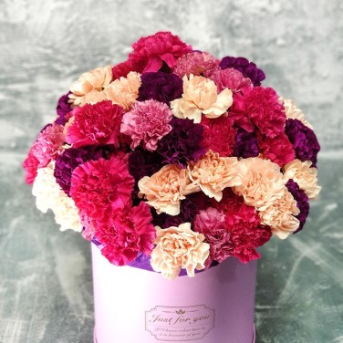 Букет из сортовых гвоздик в шляпной коробке