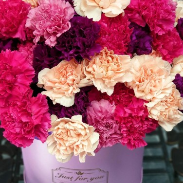 Букет из сортовых гвоздик в шляпной коробке