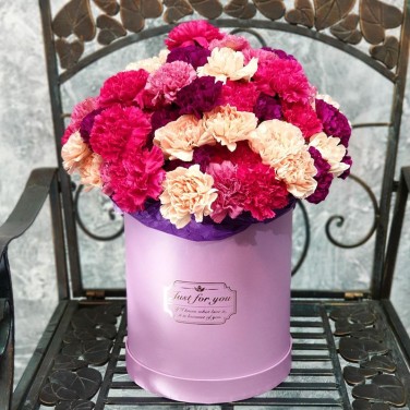 Букет из сортовых гвоздик в шляпной коробке