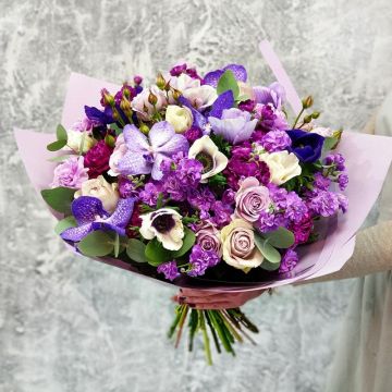 Роскошный сине-фиолетовый букет из орхидеи и анемонов