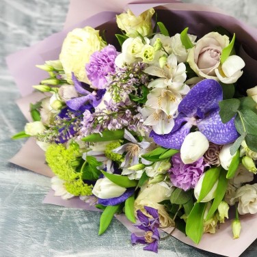 Шикарный букет с орхидеей, сиренью и тюльпанами