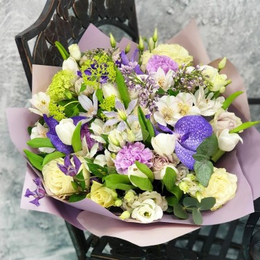 Шикарный букет с орхидеей, сиренью и тюльпанами