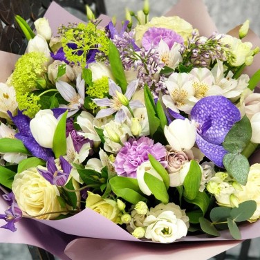 Шикарный букет с орхидеей, сиренью и тюльпанами