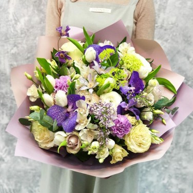 Шикарный букет с орхидеей, сиренью и тюльпанами