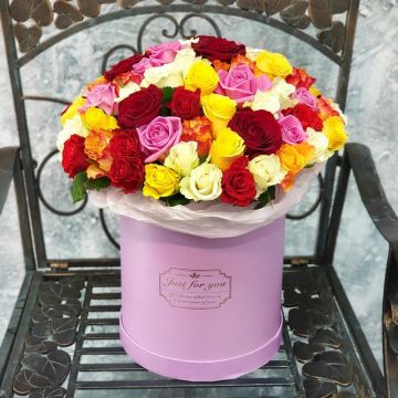Большая коробка с разноцветными розами