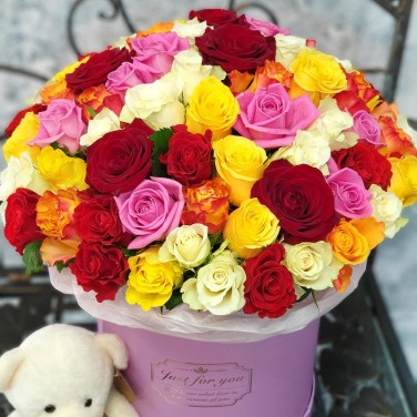 Большая коробка с разноцветными розами