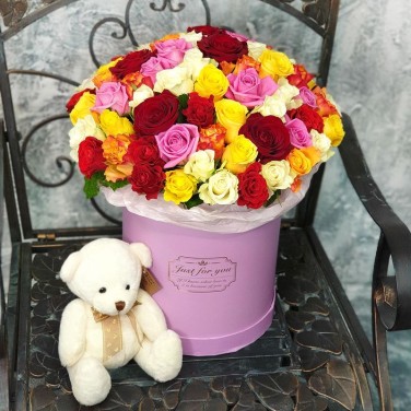 Большая коробка с разноцветными розами