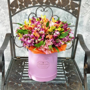 Шикарная композиция из альстромерий в шляпной коробке