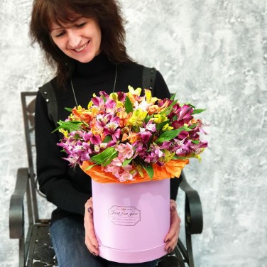 Шикарная композиция из альстромерий в шляпной коробке