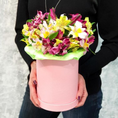 Разноцветная альстромерия в шляпной коробке