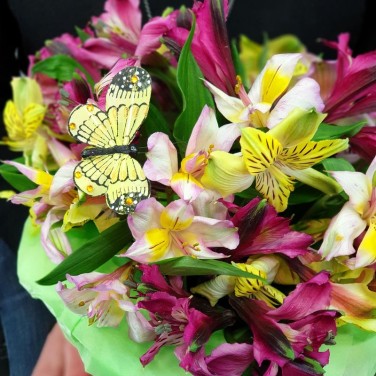 Разноцветная альстромерия в шляпной коробке