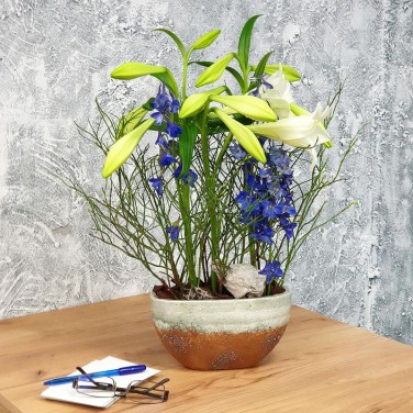 Цветочная композиция для офиса с лилией