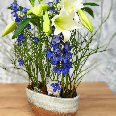 Цветочная композиция для офиса с лилией