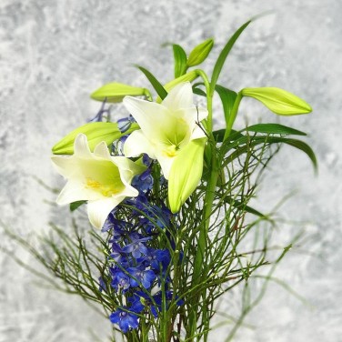 Цветочная композиция для офиса с лилией