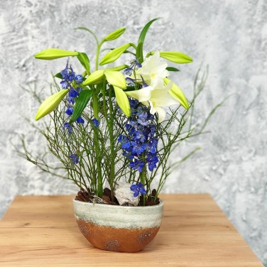 Цветочная композиция для офиса с лилией