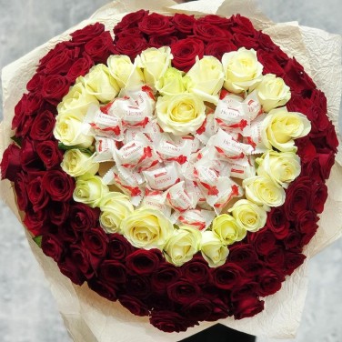 Шикарный букет из 101 розы и раффаэлло