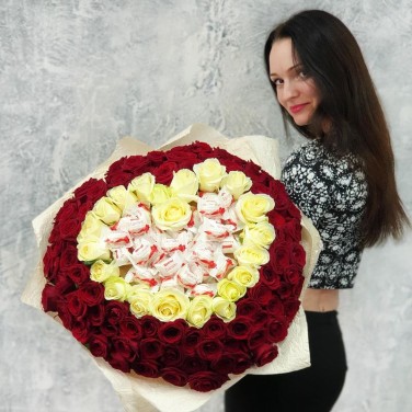 Шикарный букет из 101 розы и раффаэлло