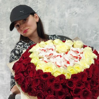 Шикарный букет из 101 розы и раффаэлло