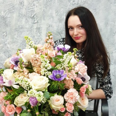 Большая корзина с сиренью, маттиолой и анемонами