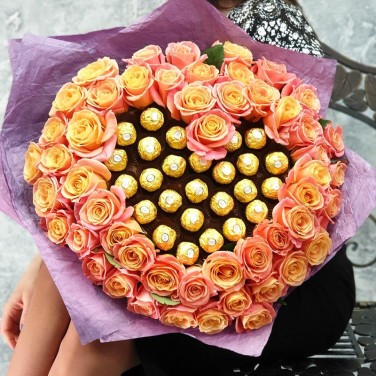 Шикарный букет из 51 розы и ферреро