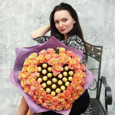 Шикарный букет из 51 розы и ферреро