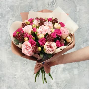 Милый букет из розово-малиновой розы со скиммией