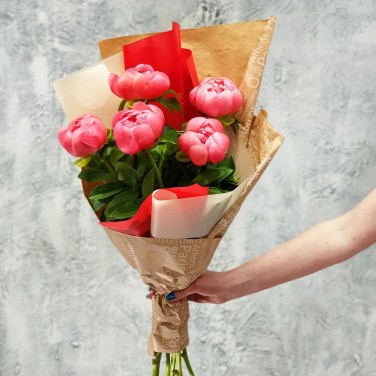 Букет из 5 коралловых пионов