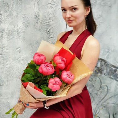Букет из 5 коралловых пионов