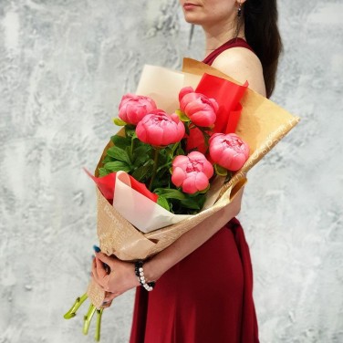 Букет из 5 коралловых пионов