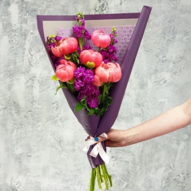 Стильный букет из пионов и маттиолы