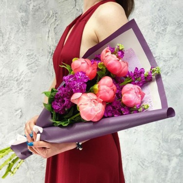 Стильный букет из пионов и маттиолы