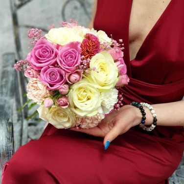 Круглый букет невесты из  роз, гипсофилы  и кустовой розы