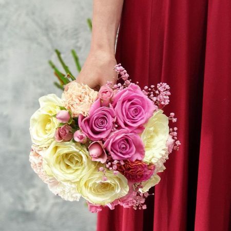 Круглый букет невесты из  роз, гипсофилы  и кустовой розы