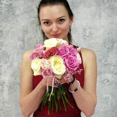 Круглый букет невесты из  роз, гипсофилы  и кустовой розы