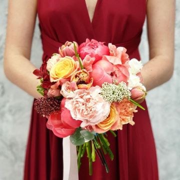 Коралловый свадебный букет с пионами и розами