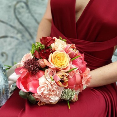 Коралловый свадебный букет с пионами и розами