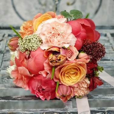 Коралловый свадебный букет с пионами и розами