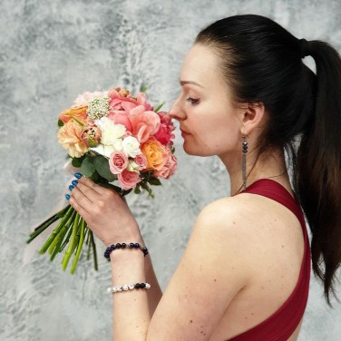 Коралловый свадебный букет с пионами и розами