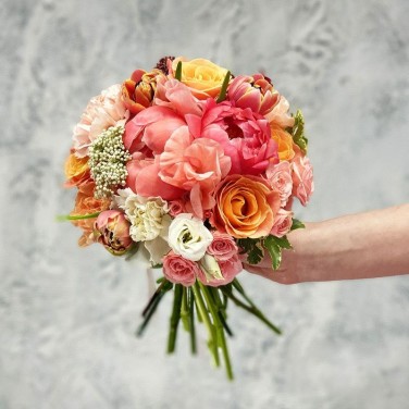 Коралловый свадебный букет с пионами и розами