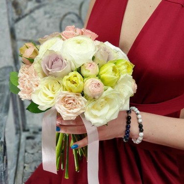 Круглый свадебный букет из ранункулюсов, тюльпанов и кустовых роз