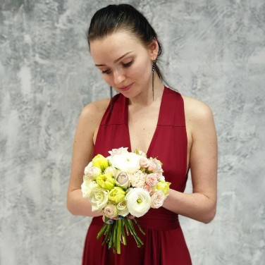 Круглый свадебный букет из ранункулюсов, тюльпанов и кустовых роз